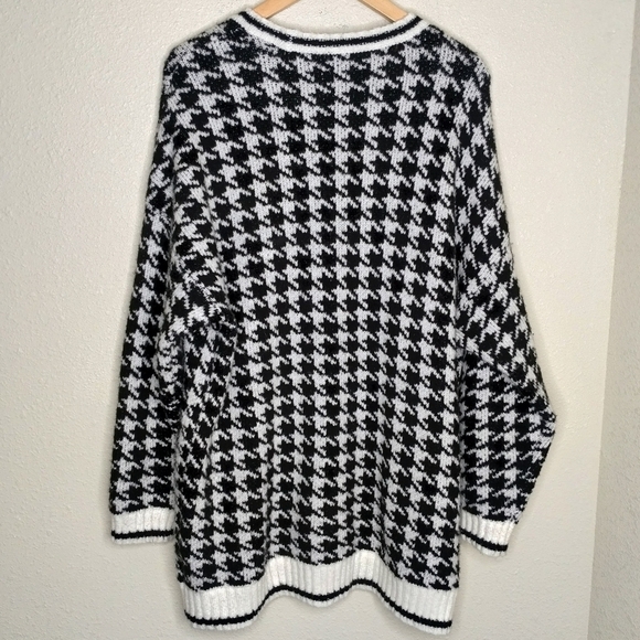 Torrid Black and White Houndstooth Pullover Crew Neck Sweater size 1X - Picture 5 of 8